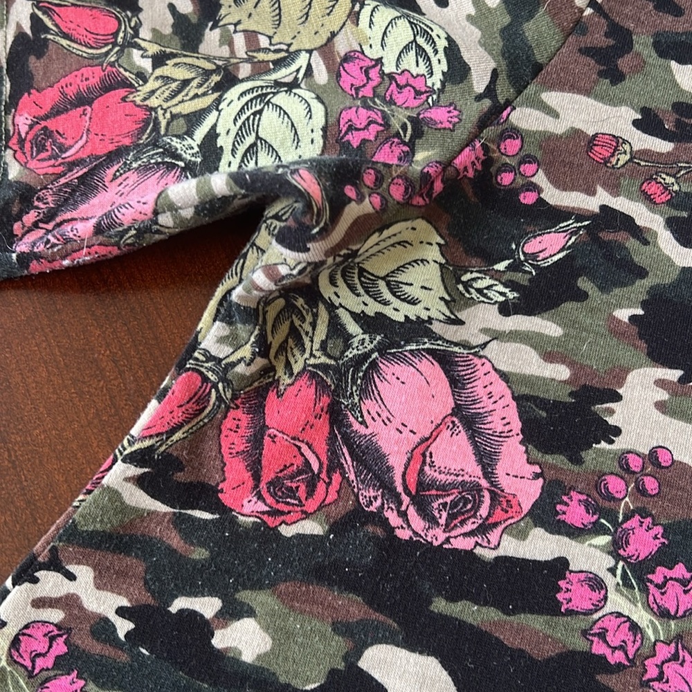 LuLaRoe Perfect T shirt Camo with roses GC Size M 12-18 - Picture 4 of 7